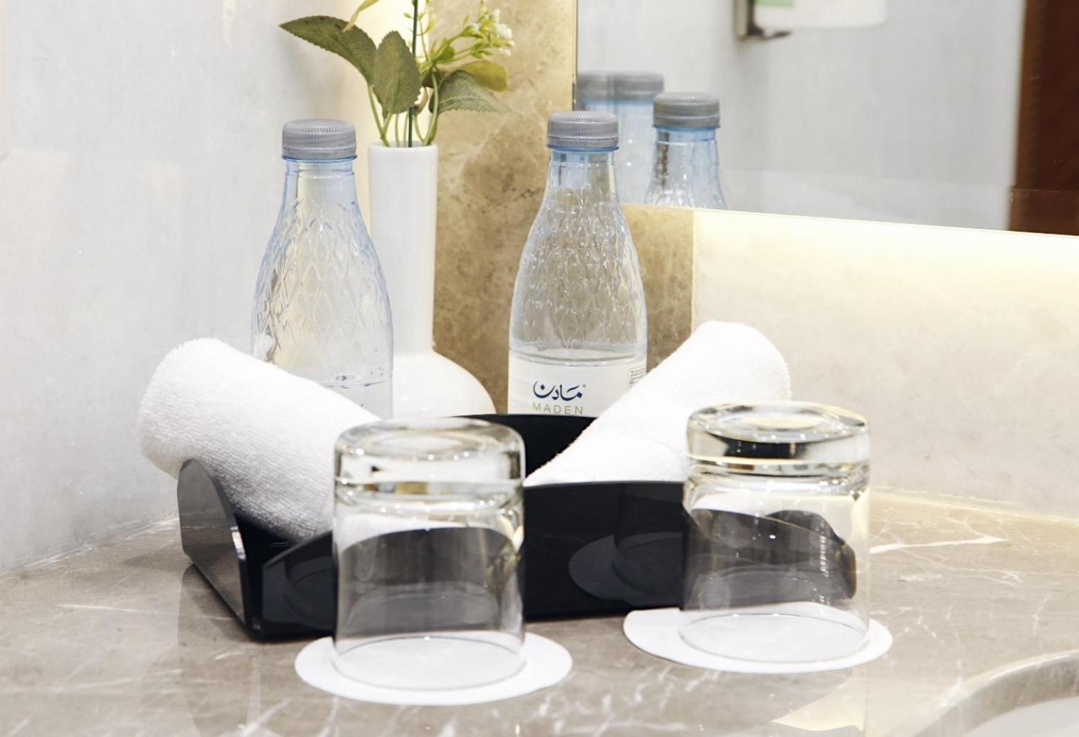 Maden Alrawda Hotel Medina Exterior photo Bottled water in a hotel room